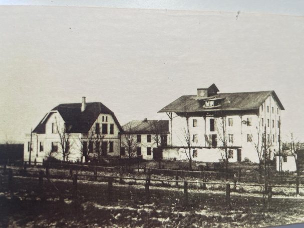 Die 1.Mühle & Villa Historisches Landhaus mit Nebengebäude, umgeben von Wiesen und einem Zaun.
