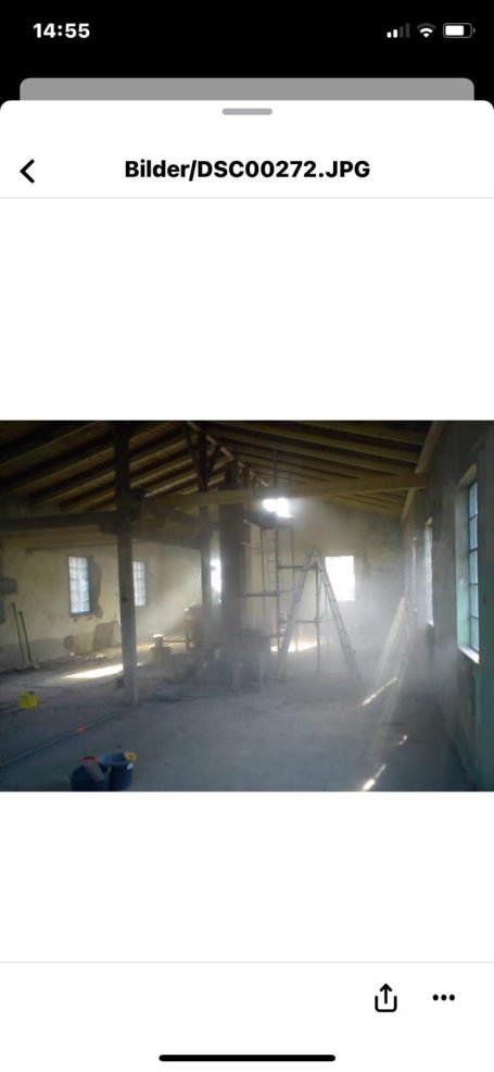 Das Dachgeschoss Ein heller, leerer Raum mit Holzdecke und Fenstern, Lichtstrahlen und Nebel.
