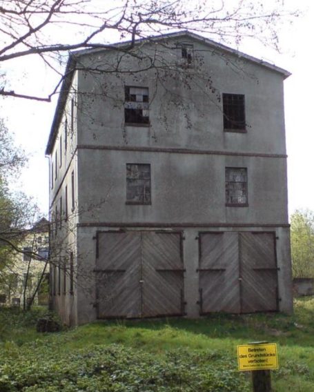 Der Speicher Verlassenes, dreistöckiges Gebäude mit hohen Fenstern und Holzfenstern.